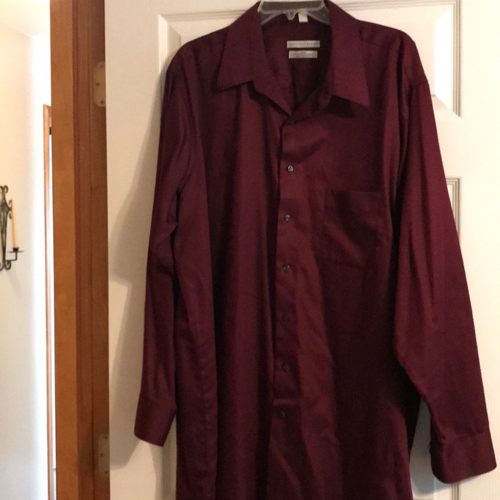 🌸Men’s maroon dress shirt